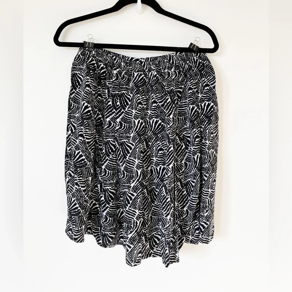 Nomadic Traders Black‎ & White Skirt Medium Flowy Pleated Lightweight